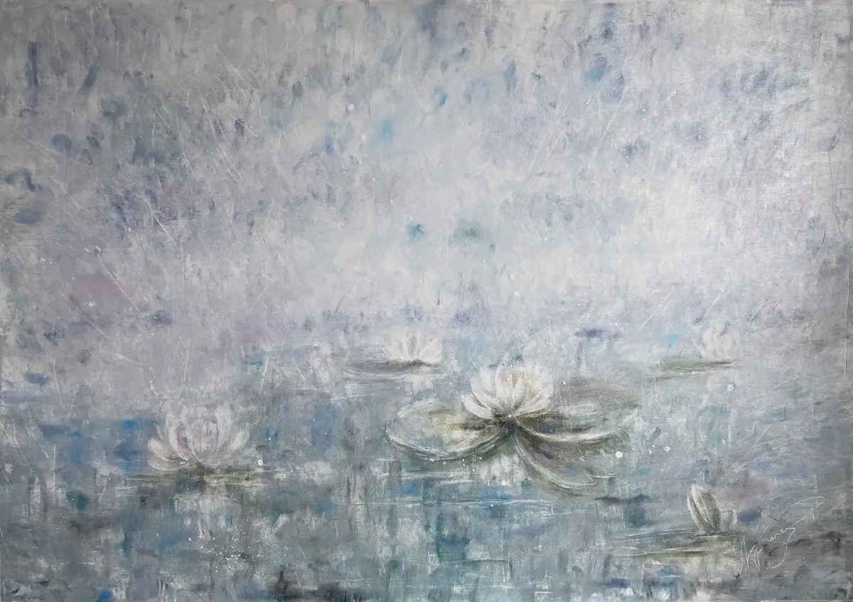 Flytande Tystnad: Näckrosor i Dimma - Olja - Impressionism - 100×70 cm av Selene Caspian